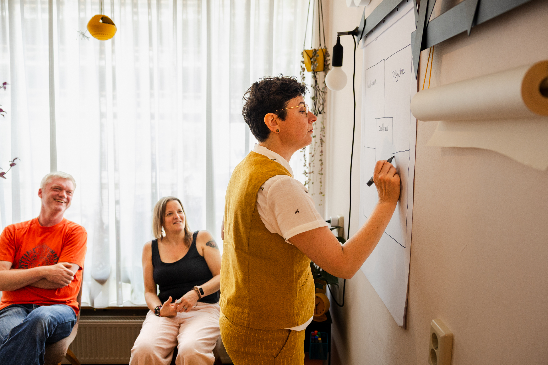 Zafanja Hartog verzorgt een training over seksualiteit, relaties en intimiteit voor een zorgteam.